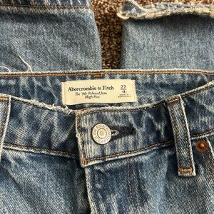 Women’s Abercrombie 90s medium wash jeans size 27 (4).